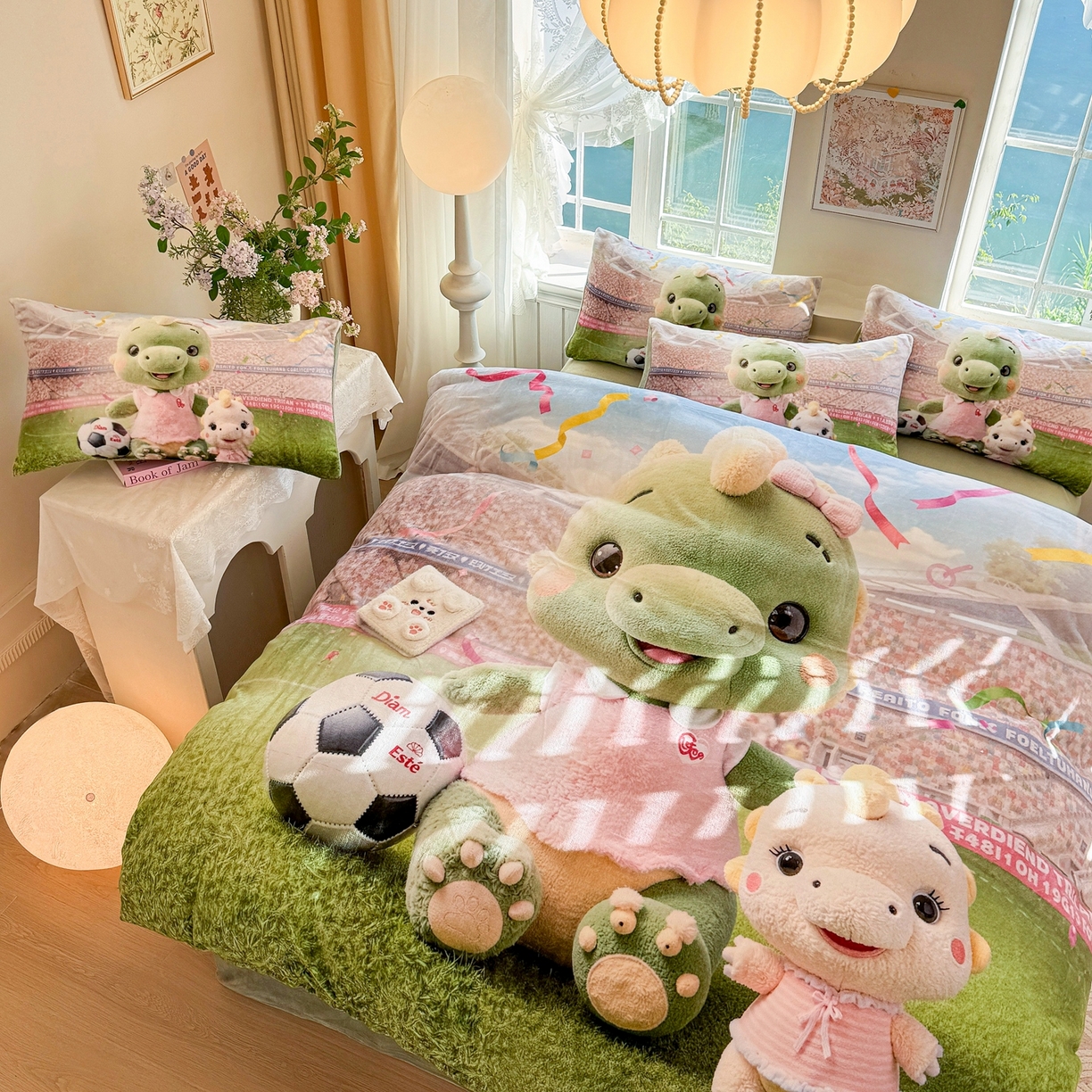 91家纺网 家纺一手货源 找家纺 馨语家居 2025新款直播热款高克重保暖卡通牛奶绒印花四件套 恐龙球队