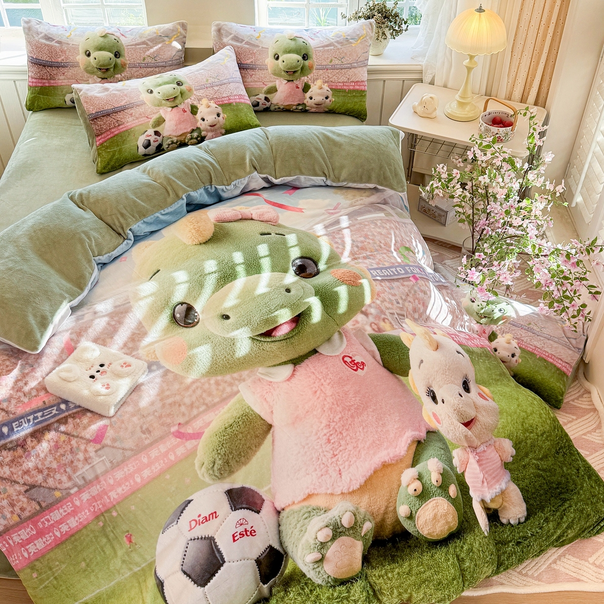 91家纺网 家纺一手货源 找家纺 馨语家居 2025新款直播热款高克重保暖卡通牛奶绒印花四件套 恐龙球队