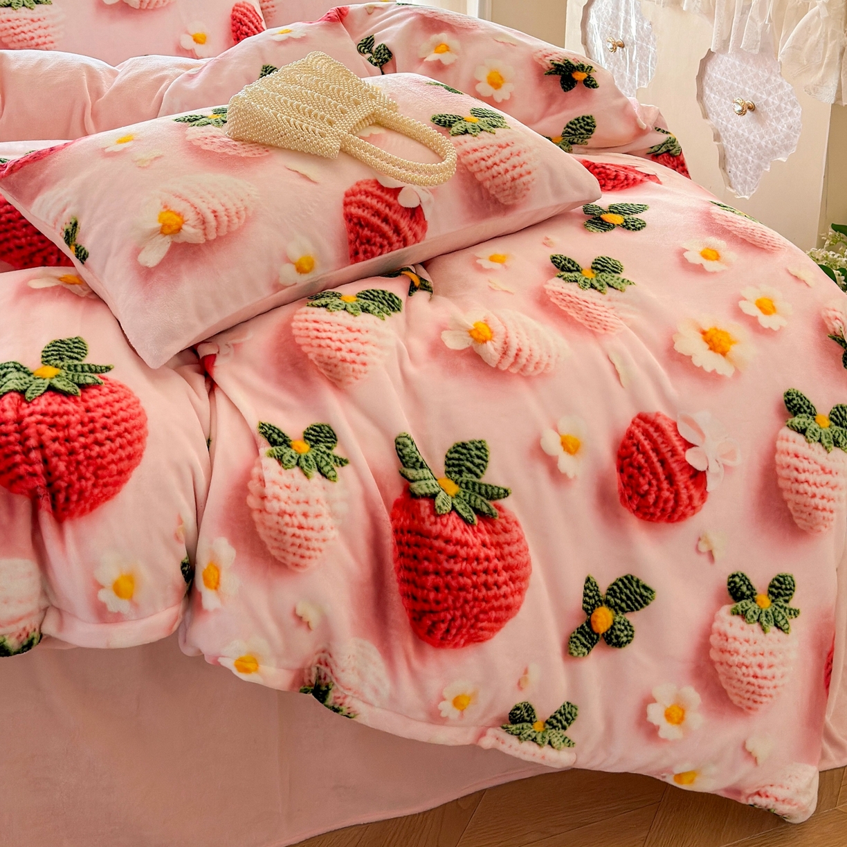 91家纺网 家纺一手货源 找家纺 馨语家居 2025新款直播热款高克重保暖卡通牛奶绒印花四件套 幸运草莓