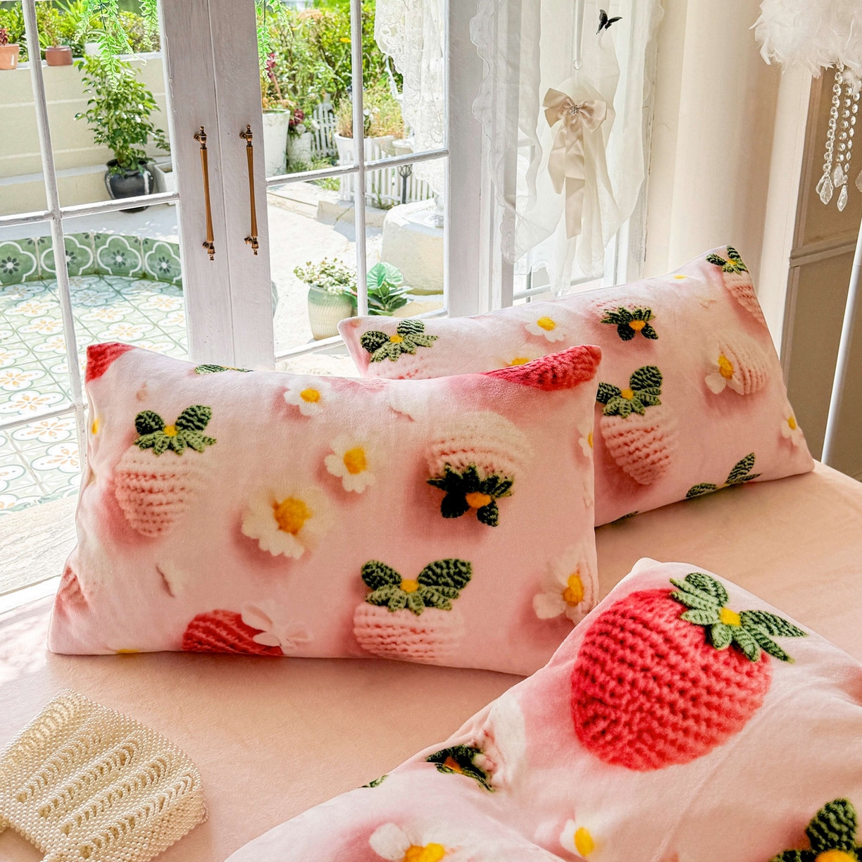 91家纺网 家纺一手货源 找家纺 馨语家居 2025新款直播热款高克重保暖卡通牛奶绒印花四件套 幸运草莓