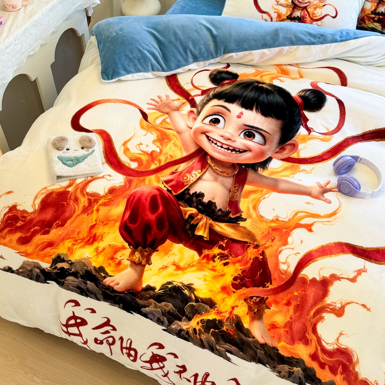 91家纺网 家纺一手货源 找家纺 馨语家居 2025新款直播热款高克重保暖卡通牛奶绒印花四件套 浴火哪吒