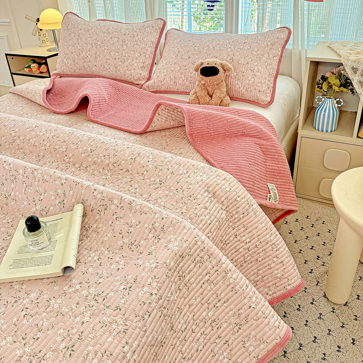 91家纺网 家纺一手货源 找家纺 恒尚居 2025新款全棉牛奶绒床盖四季可用纯棉夹棉床单床褥垫三件套-秋冬款系列三 樱花灿灿【A纯棉-B牛奶绒】