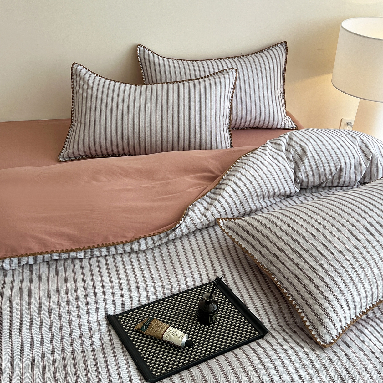 91家纺网 家纺一手货源 找家纺 静家居-简约原创家纺 2025新款全棉简约磨毛贝壳边四件套 卡米(灰)