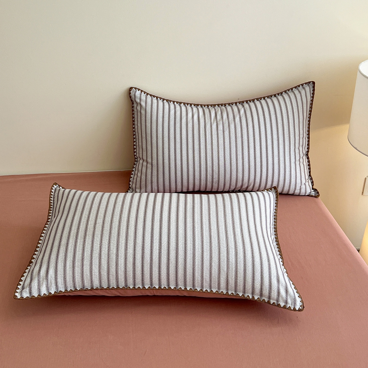 91家纺网 家纺一手货源 找家纺 静家居-简约原创家纺 2025新款全棉简约磨毛贝壳边四件套 卡米(灰)