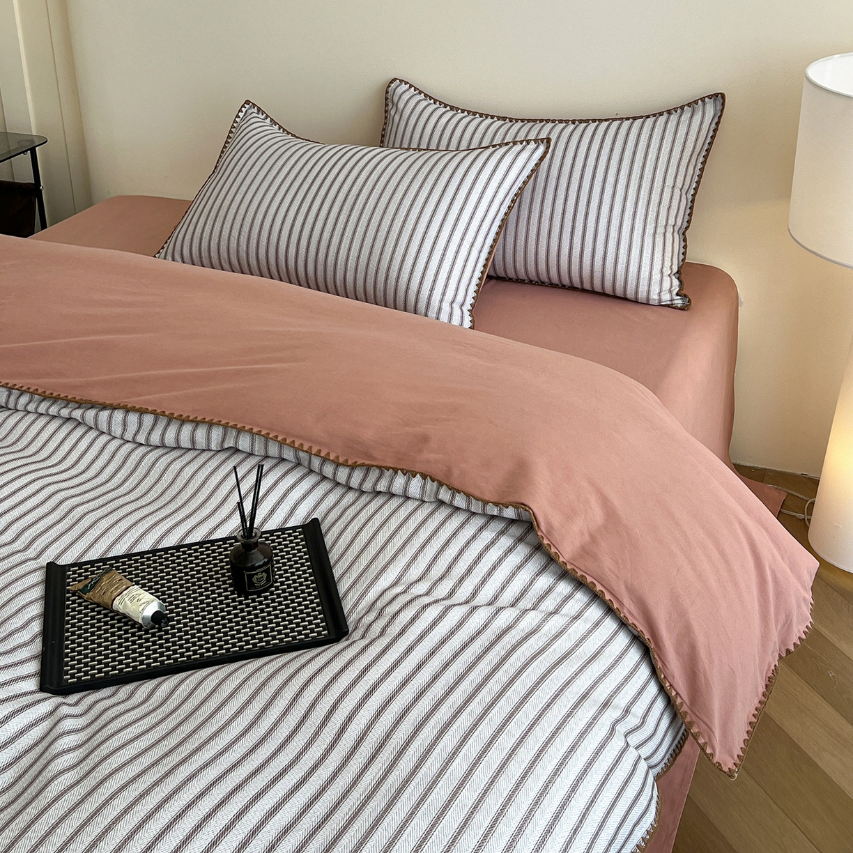 91家纺网 家纺一手货源 找家纺 静家居-简约原创家纺 2025新款全棉简约磨毛贝壳边四件套 卡米(灰)