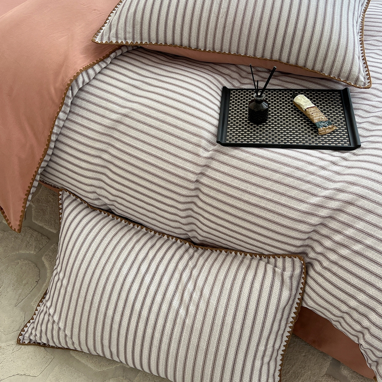 91家纺网 家纺一手货源 找家纺 静家居-简约原创家纺 2025新款全棉简约磨毛贝壳边四件套 卡米(灰)