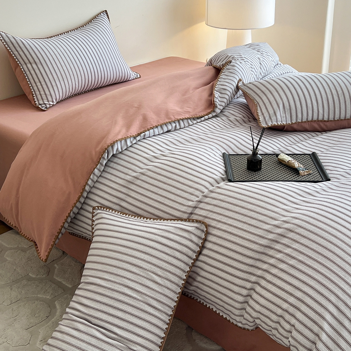 91家纺网 家纺一手货源 找家纺 静家居-简约原创家纺 2025新款全棉简约磨毛贝壳边四件套 卡米(灰)