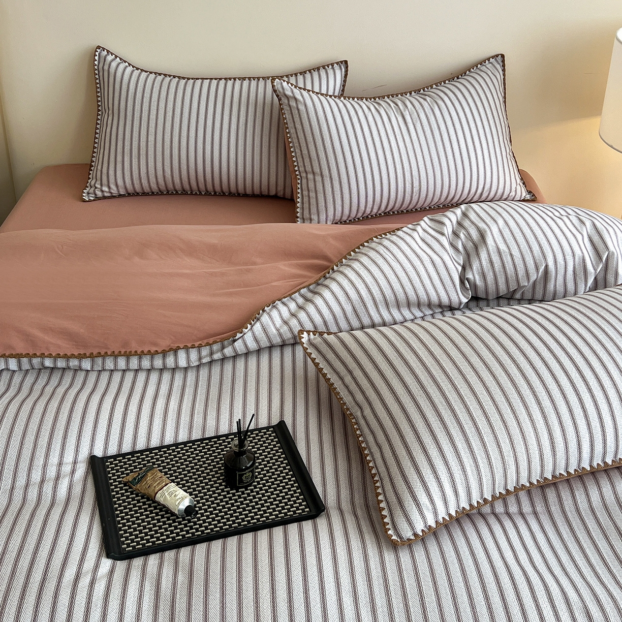 91家纺网 家纺一手货源 找家纺 静家居-简约原创家纺 2025新款全棉简约磨毛贝壳边四件套 卡米(灰)