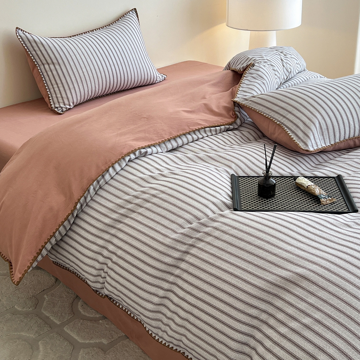 91家纺网 家纺一手货源 找家纺 静家居-简约原创家纺 2025新款全棉简约磨毛贝壳边四件套 卡米(灰)