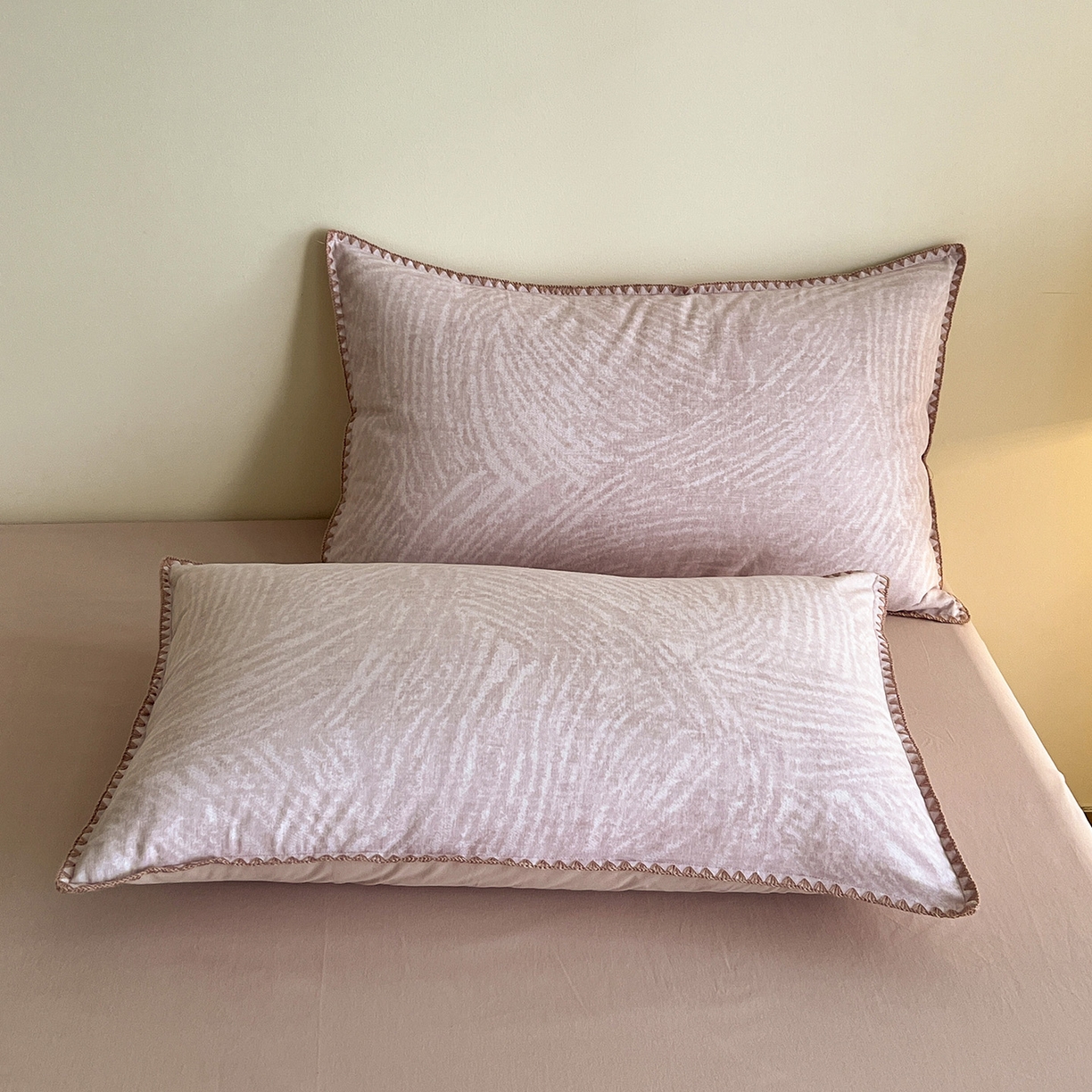 91家纺网 家纺一手货源 找家纺 静家居-简约原创家纺 2025新款全棉简约磨毛贝壳边四件套 布兰卡(粉)