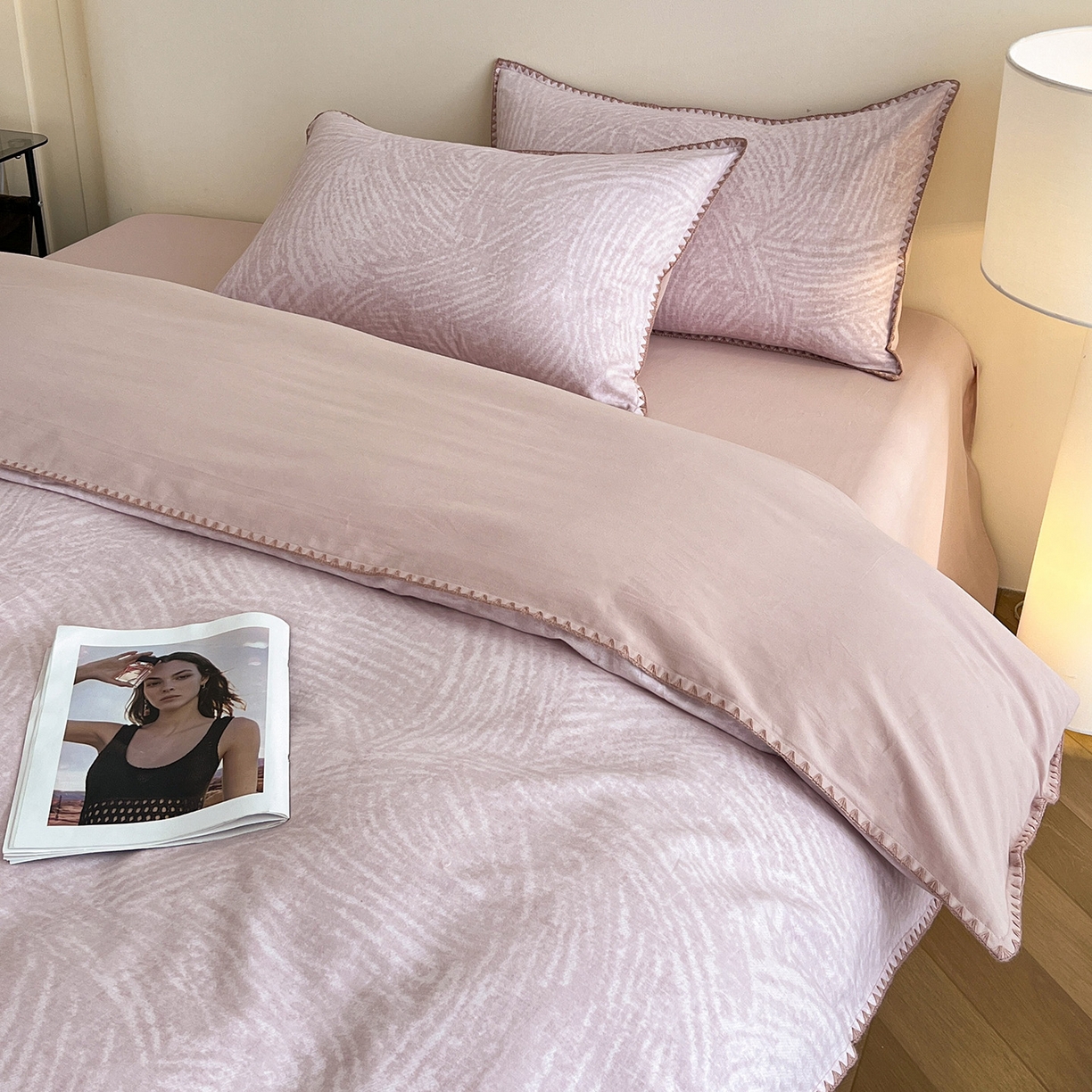 91家纺网 家纺一手货源 找家纺 静家居-简约原创家纺 2025新款全棉简约磨毛贝壳边四件套 布兰卡(粉)