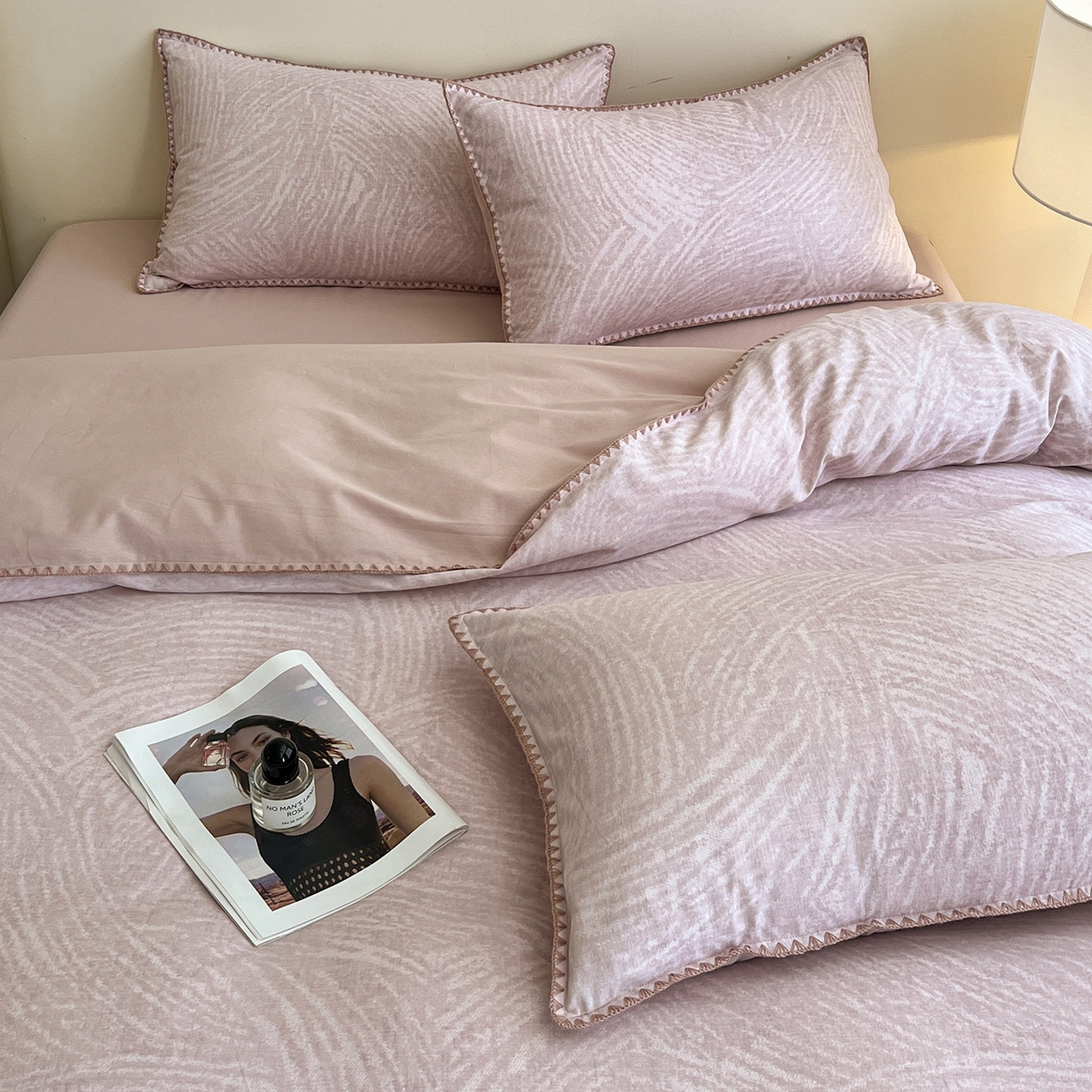 91家纺网 家纺一手货源 找家纺 静家居-简约原创家纺 2025新款全棉简约磨毛贝壳边四件套 布兰卡(粉)