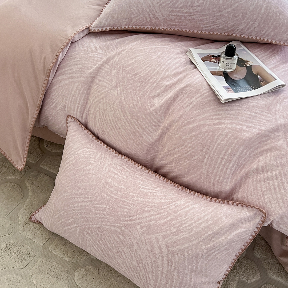 91家纺网 家纺一手货源 找家纺 静家居-简约原创家纺 2025新款全棉简约磨毛贝壳边四件套 布兰卡(粉)