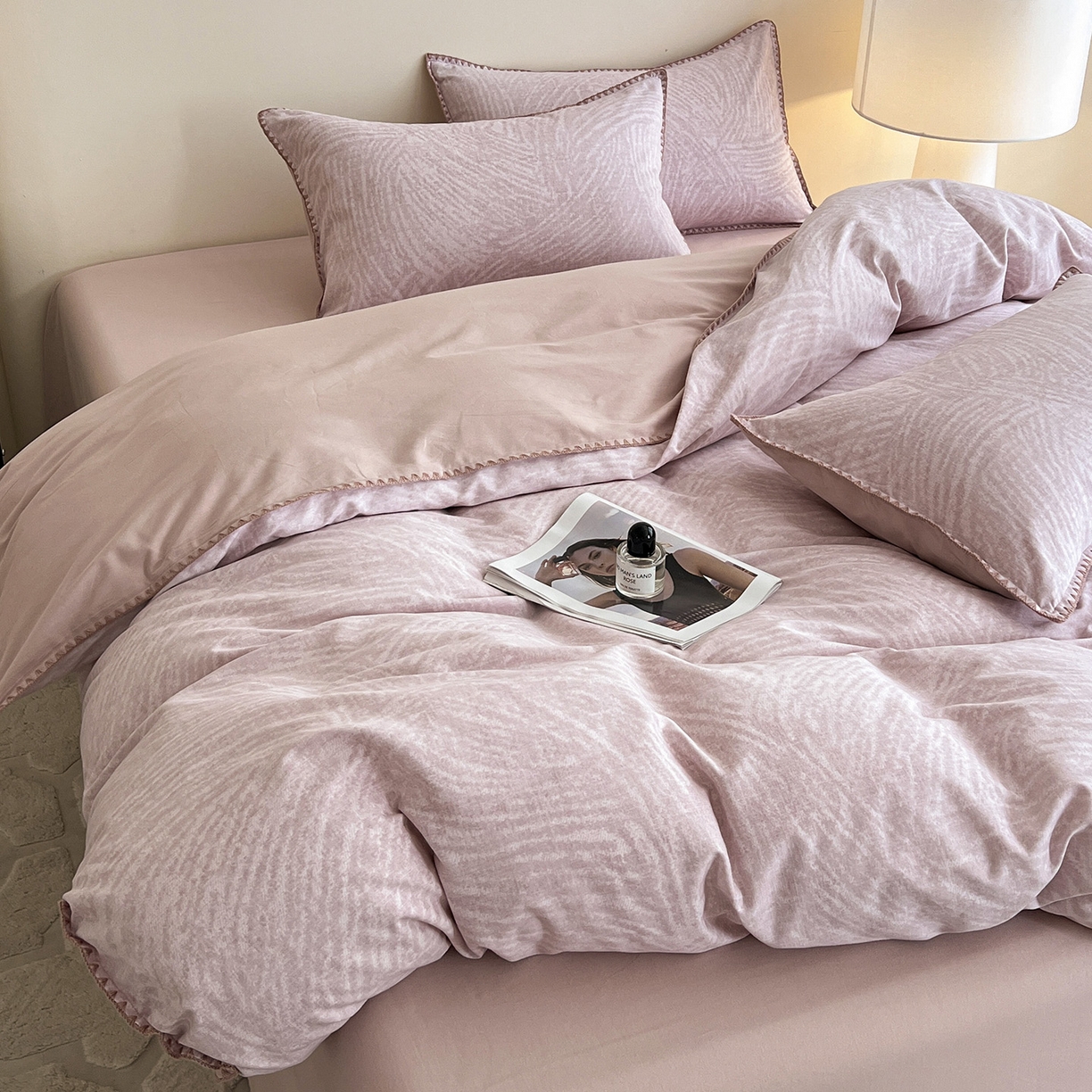 91家纺网 家纺一手货源 找家纺 静家居-简约原创家纺 2025新款全棉简约磨毛贝壳边四件套 布兰卡(粉)