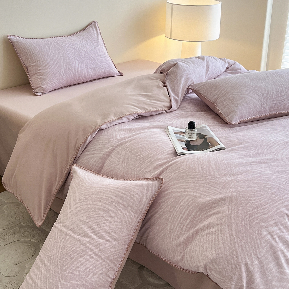 91家纺网 家纺一手货源 找家纺 静家居-简约原创家纺 2025新款全棉简约磨毛贝壳边四件套 布兰卡(粉)