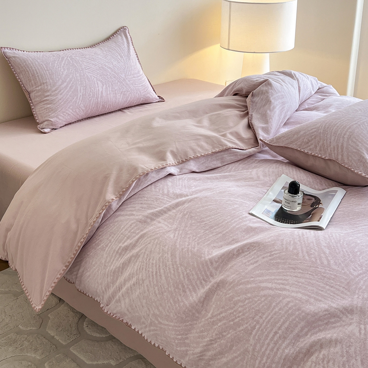 91家纺网 家纺一手货源 找家纺 静家居-简约原创家纺 2025新款全棉简约磨毛贝壳边四件套 布兰卡(粉)