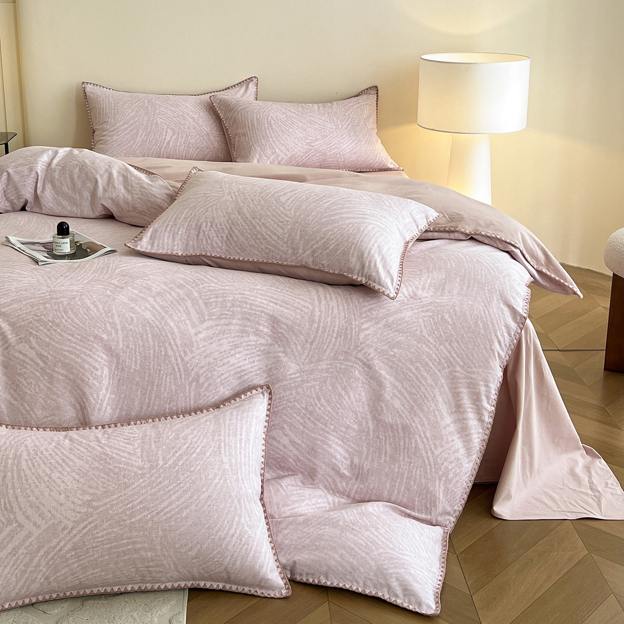 91家纺网 家纺一手货源 找家纺 静家居-简约原创家纺 2025新款全棉简约磨毛贝壳边四件套 布兰卡(粉)