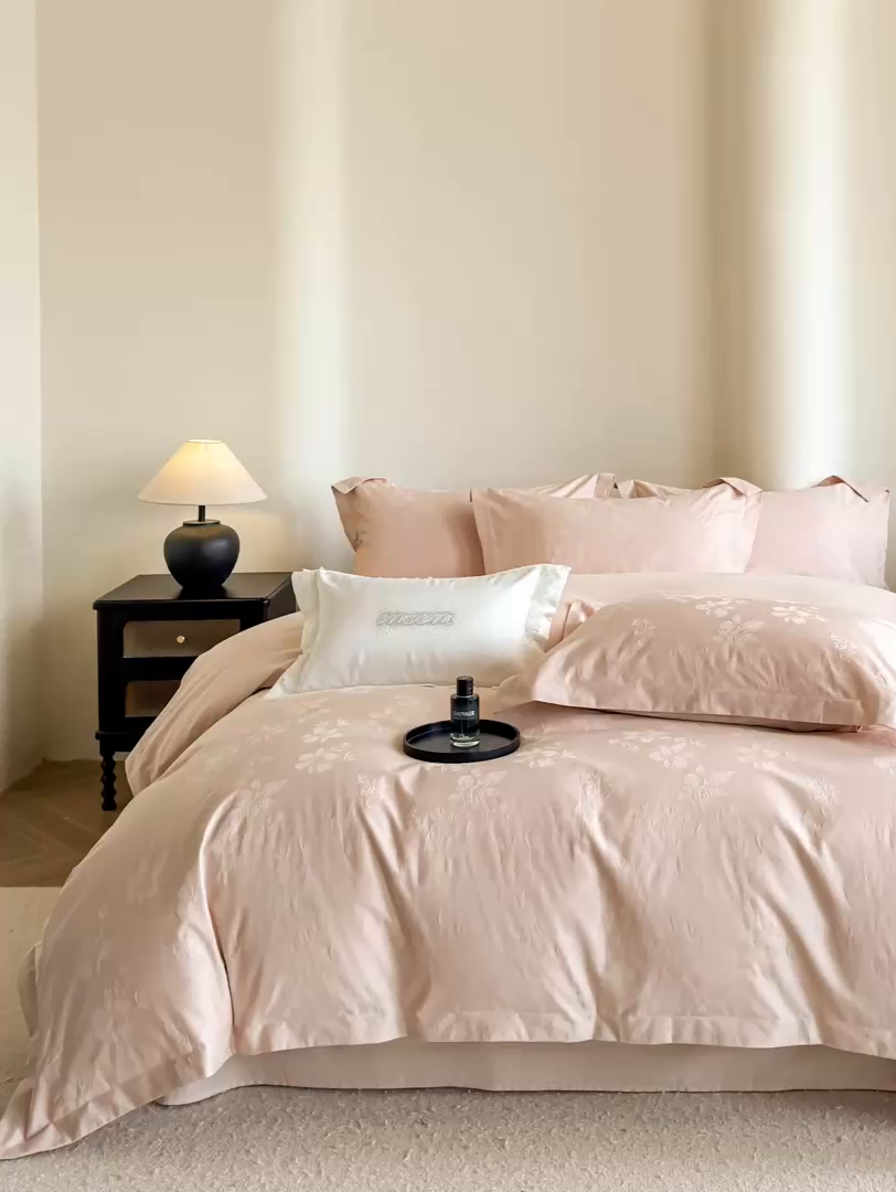 91家纺网 家纺一手货源 找家纺 （总）魅都 2025秋冬全棉厚织长绒棉磨毛立体浮雕提花四件套全棉四件套花香轻舞