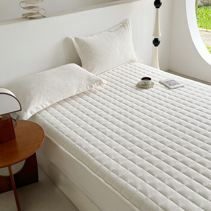 91家纺网 家纺一手货源 找家纺 寝柔家纺 2025新款冬季纯色消光加厚牛奶绒夹棉床笠 白色