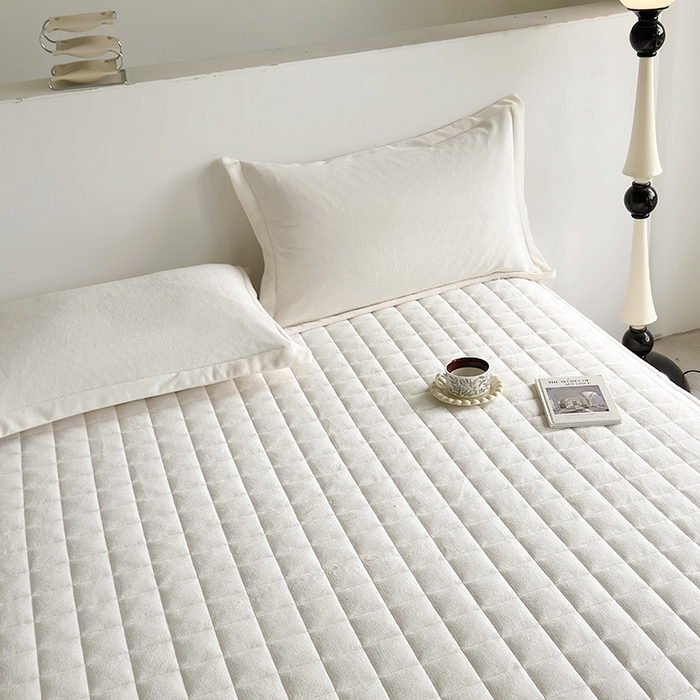 91家纺网 家纺一手货源 找家纺 寝柔家纺 2025新款冬季纯色消光加厚牛奶绒夹棉床笠 白色