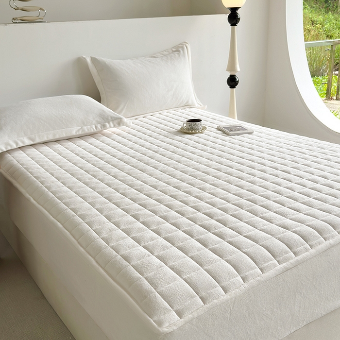 91家纺网 家纺一手货源 找家纺 寝柔家纺 2025新款冬季纯色消光加厚牛奶绒夹棉床笠 白色