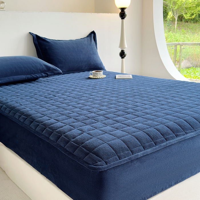 91家纺网 家纺一手货源 找家纺 寝柔家纺 2025新款冬季纯色消光加厚牛奶绒夹棉床笠 藏青