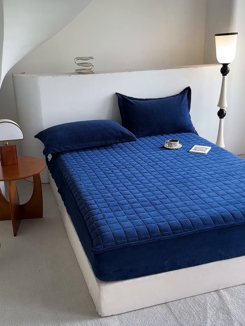 91家纺网 家纺一手货源 找家纺 寝柔家纺 2025新款冬季纯色消光加厚牛奶绒夹棉床笠 藏青