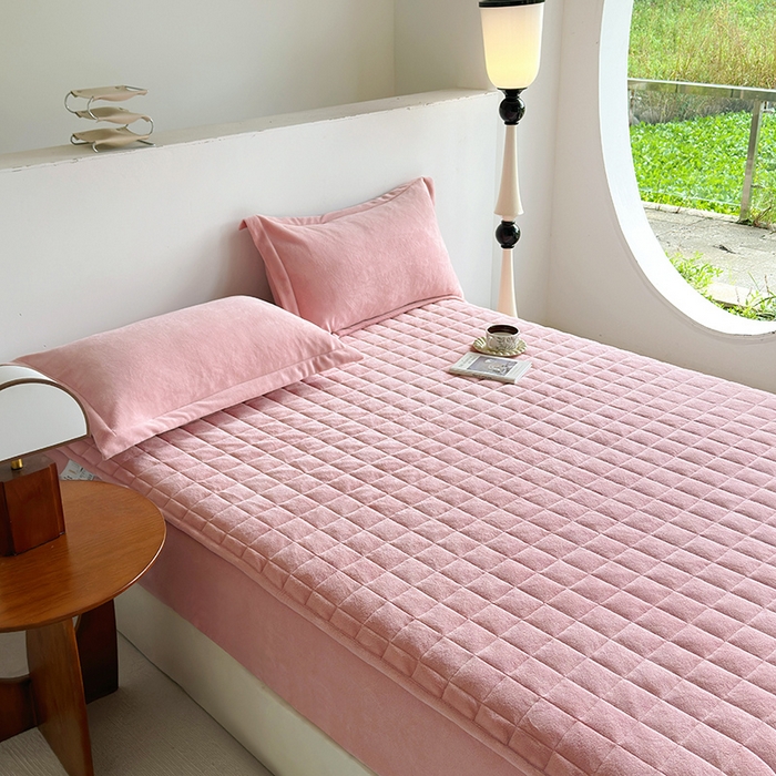 91家纺网 家纺一手货源 找家纺 寝柔家纺 2025新款冬季纯色消光加厚牛奶绒夹棉床笠 粉色