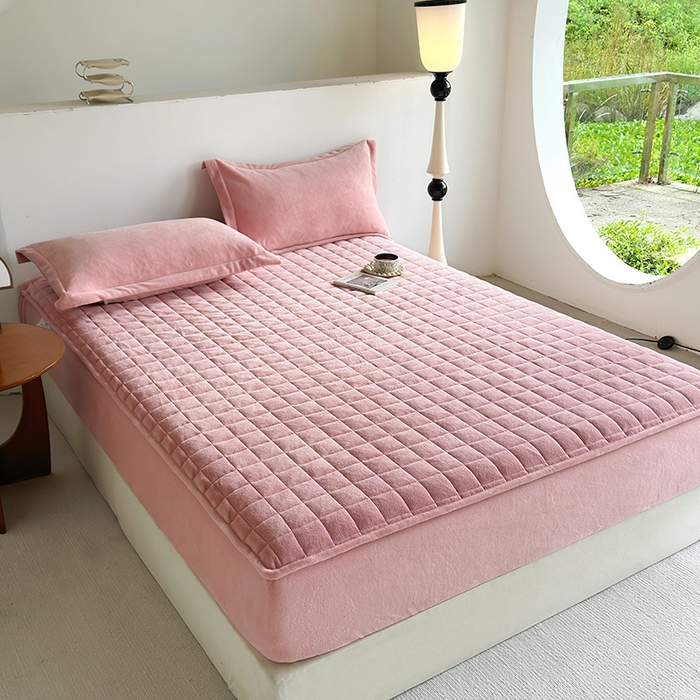 91家纺网 家纺一手货源 找家纺 寝柔家纺 2025新款冬季纯色消光加厚牛奶绒夹棉床笠 粉色