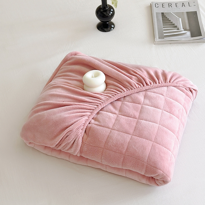 91家纺网 家纺一手货源 找家纺 寝柔家纺 2025新款冬季纯色消光加厚牛奶绒夹棉床笠 粉色