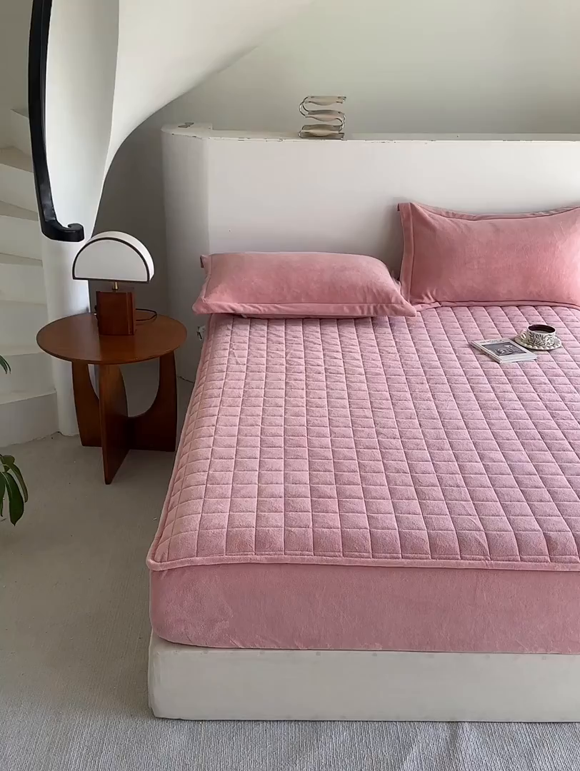 91家纺网 家纺一手货源 找家纺 寝柔家纺 2025新款冬季纯色消光加厚牛奶绒夹棉床笠 粉色