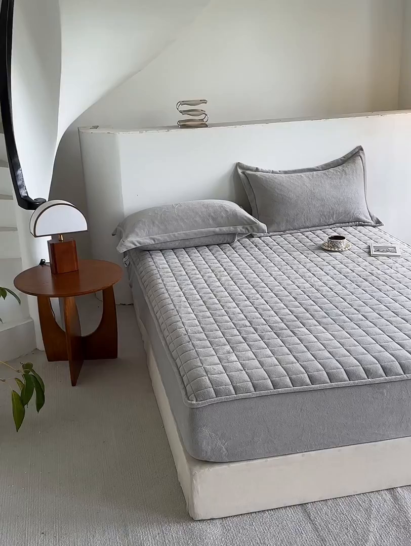 91家纺网 家纺一手货源 找家纺 寝柔家纺 2025新款冬季纯色消光加厚牛奶绒夹棉床笠 灰色