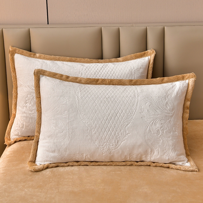 91家纺网 家纺一手货源 找家纺 星窝 2025新款高克重直播爆款纯色欧式雕花绒牛奶绒四件套 富贵花开奶白