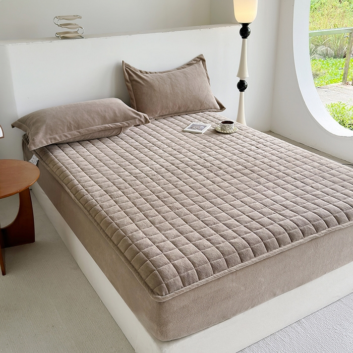 91家纺网 家纺一手货源 找家纺 寝柔家纺 2025新款冬季纯色消光加厚牛奶绒夹棉床笠 驼色