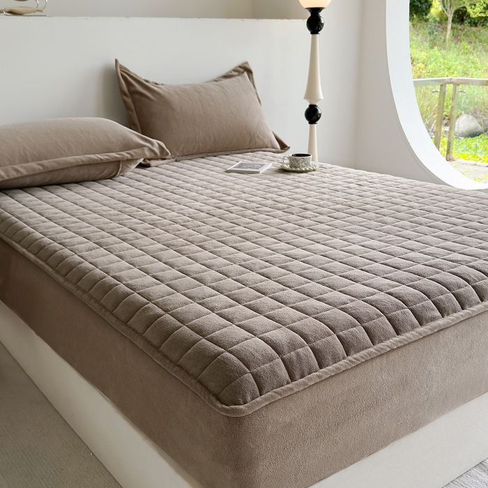 91家纺网 家纺一手货源 找家纺 寝柔家纺 2025新款冬季纯色消光加厚牛奶绒夹棉床笠 驼色