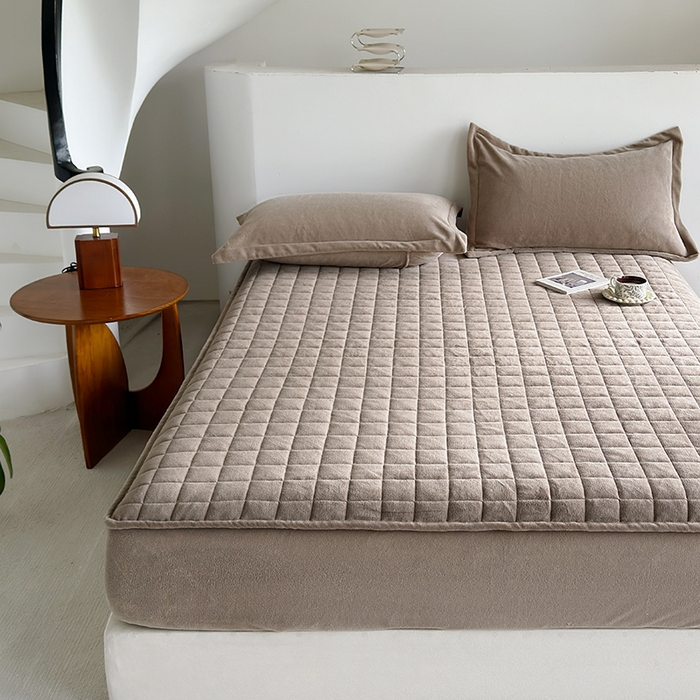 91家纺网 家纺一手货源 找家纺 寝柔家纺 2025新款冬季纯色消光加厚牛奶绒夹棉床笠 驼色