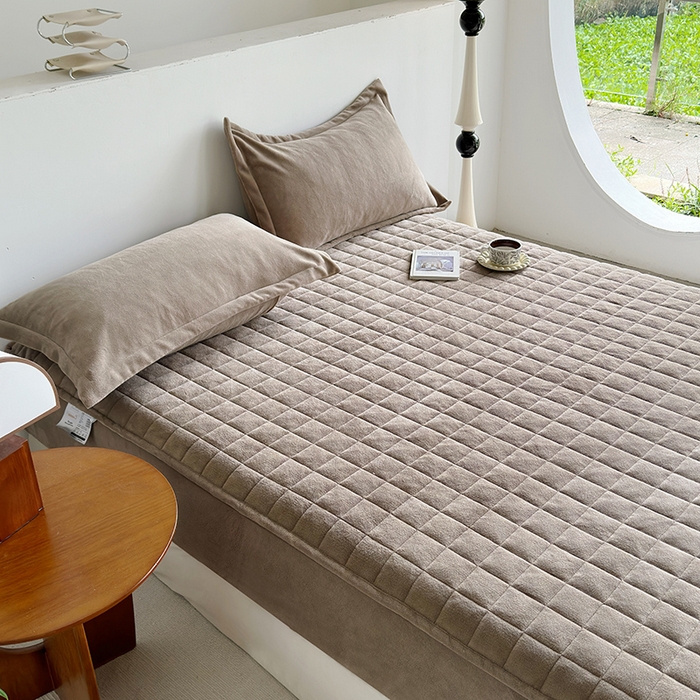 91家纺网 家纺一手货源 找家纺 寝柔家纺 2025新款冬季纯色消光加厚牛奶绒夹棉床笠 驼色