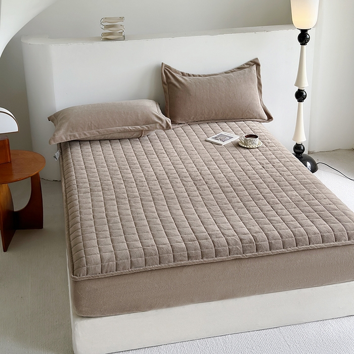 91家纺网 家纺一手货源 找家纺 寝柔家纺 2025新款冬季纯色消光加厚牛奶绒夹棉床笠 驼色