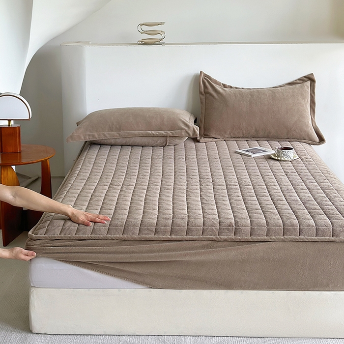 91家纺网 家纺一手货源 找家纺 寝柔家纺 2025新款冬季纯色消光加厚牛奶绒夹棉床笠 驼色