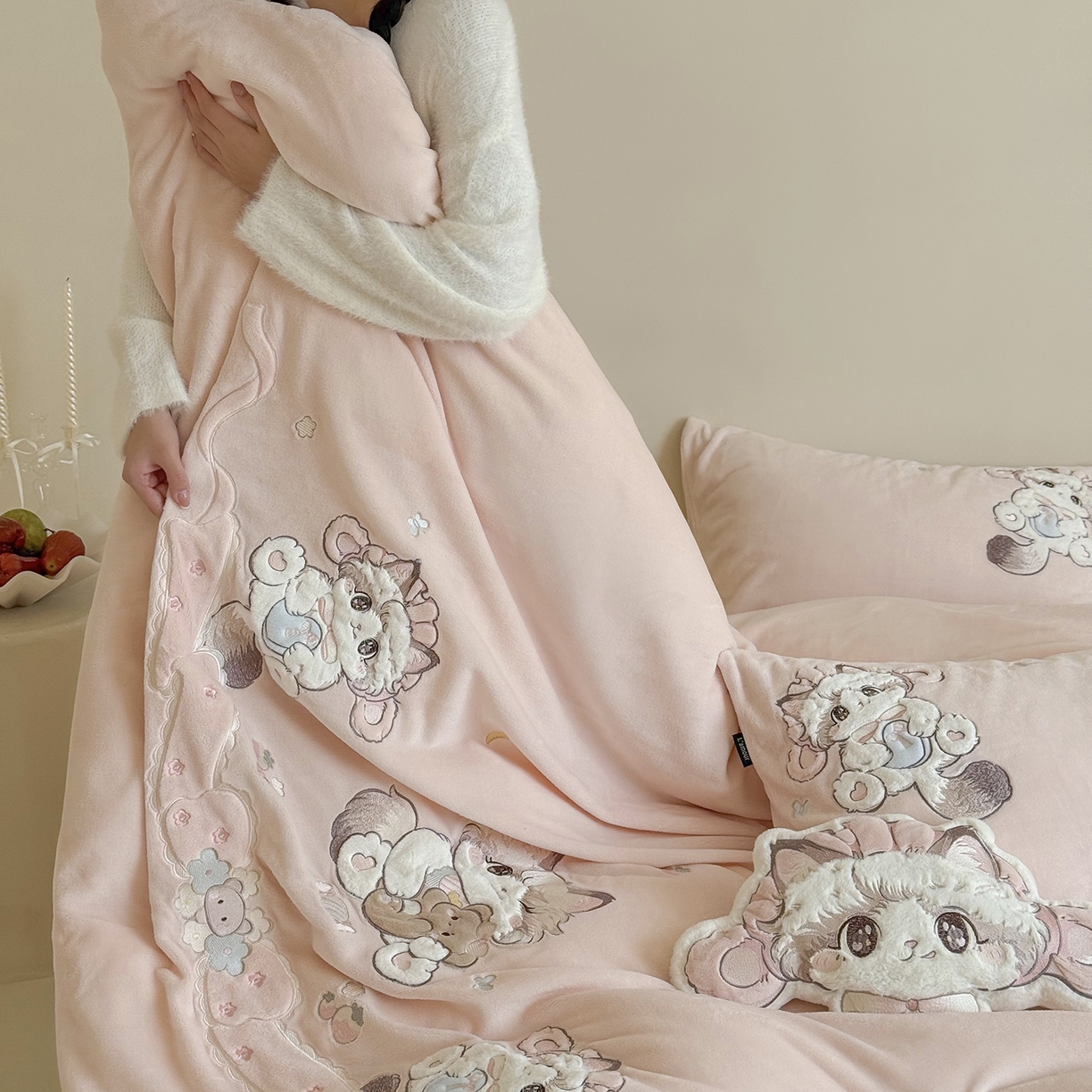 91家纺网 家纺一手货源 找家纺 鹿班家居 2025新款冬季高克重牛奶绒贴布绣系列四件套-彩虹喵酱（标准会员-10元） 粉色