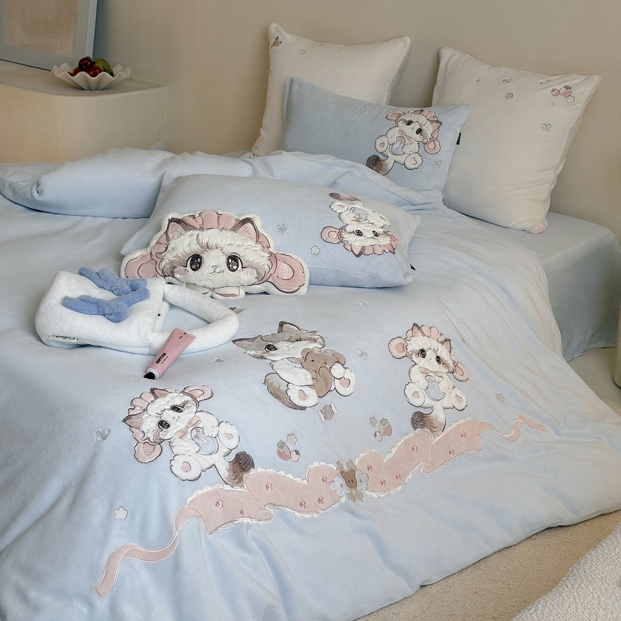 91家纺网 家纺一手货源 找家纺 鹿班家居 2025新款冬季高克重牛奶绒贴布绣系列四件套-彩虹喵酱（标准会员-10元） 蓝色