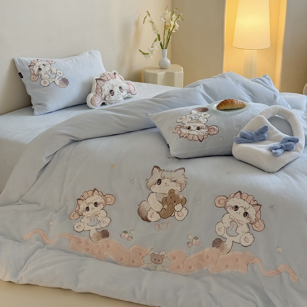 91家纺网 家纺一手货源 找家纺 鹿班家居 2025新款冬季高克重牛奶绒贴布绣系列四件套-彩虹喵酱（标准会员-10元） 蓝色