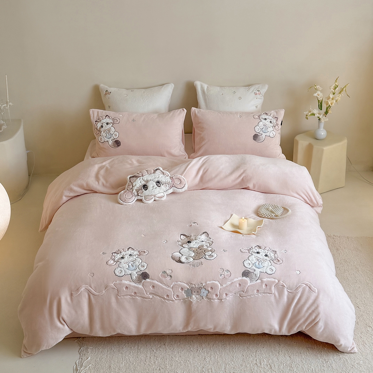 91家纺网 家纺一手货源 找家纺 鹿班家居 2025新款冬季高克重牛奶绒贴布绣系列四件套-彩虹喵酱（标准会员-10元） 粉色