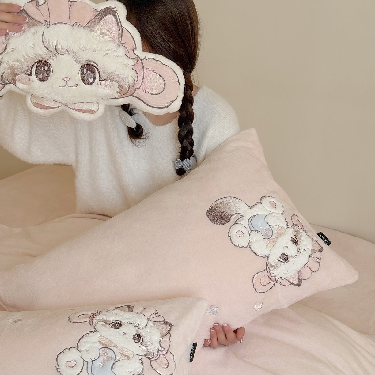 91家纺网 家纺一手货源 找家纺 鹿班家居 2025新款冬季高克重牛奶绒贴布绣系列四件套-彩虹喵酱（标准会员-10元） 粉色