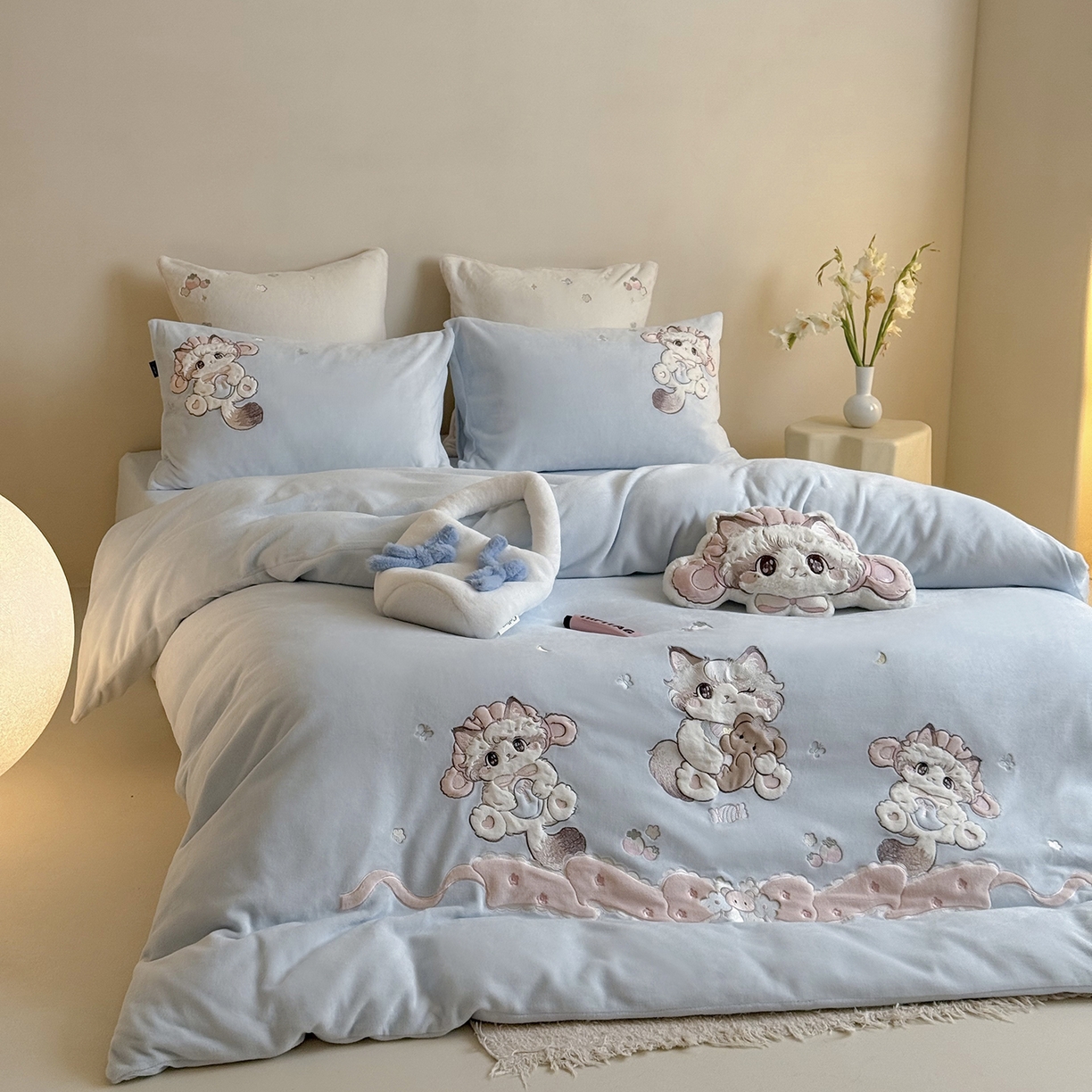 91家纺网 家纺一手货源 找家纺 鹿班家居 2025新款冬季高克重牛奶绒贴布绣系列四件套-彩虹喵酱（标准会员-10元） 蓝色