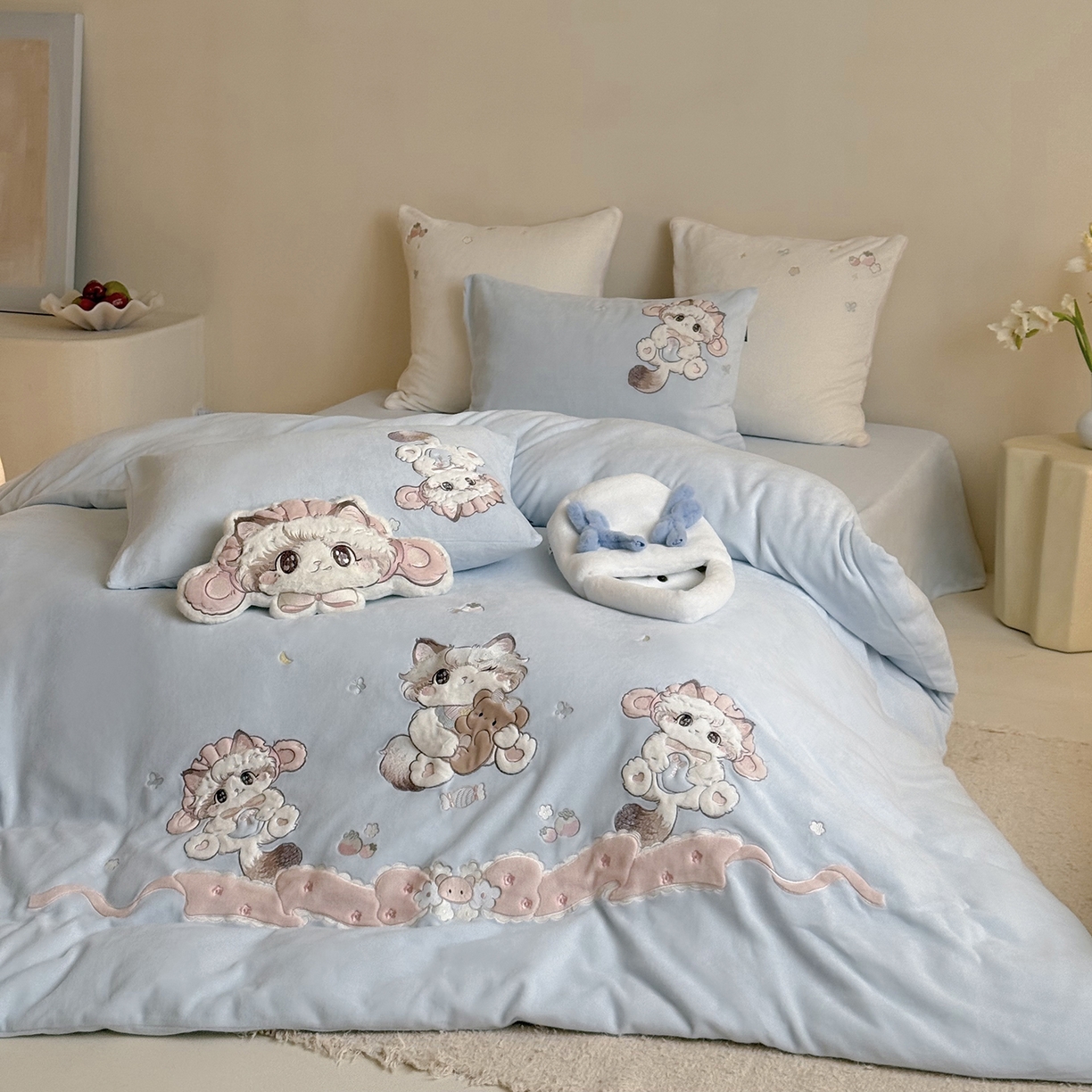 91家纺网 家纺一手货源 找家纺 鹿班家居 2025新款冬季高克重牛奶绒贴布绣系列四件套-彩虹喵酱（标准会员-10元） 蓝色