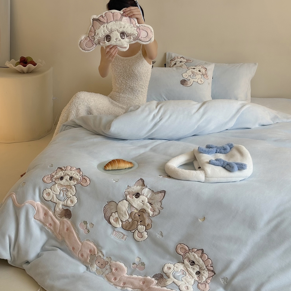 鹿班家居 2025新款冬季高克重牛奶绒贴布绣系列四件套-彩虹喵酱（标准会员-10元） 蓝色