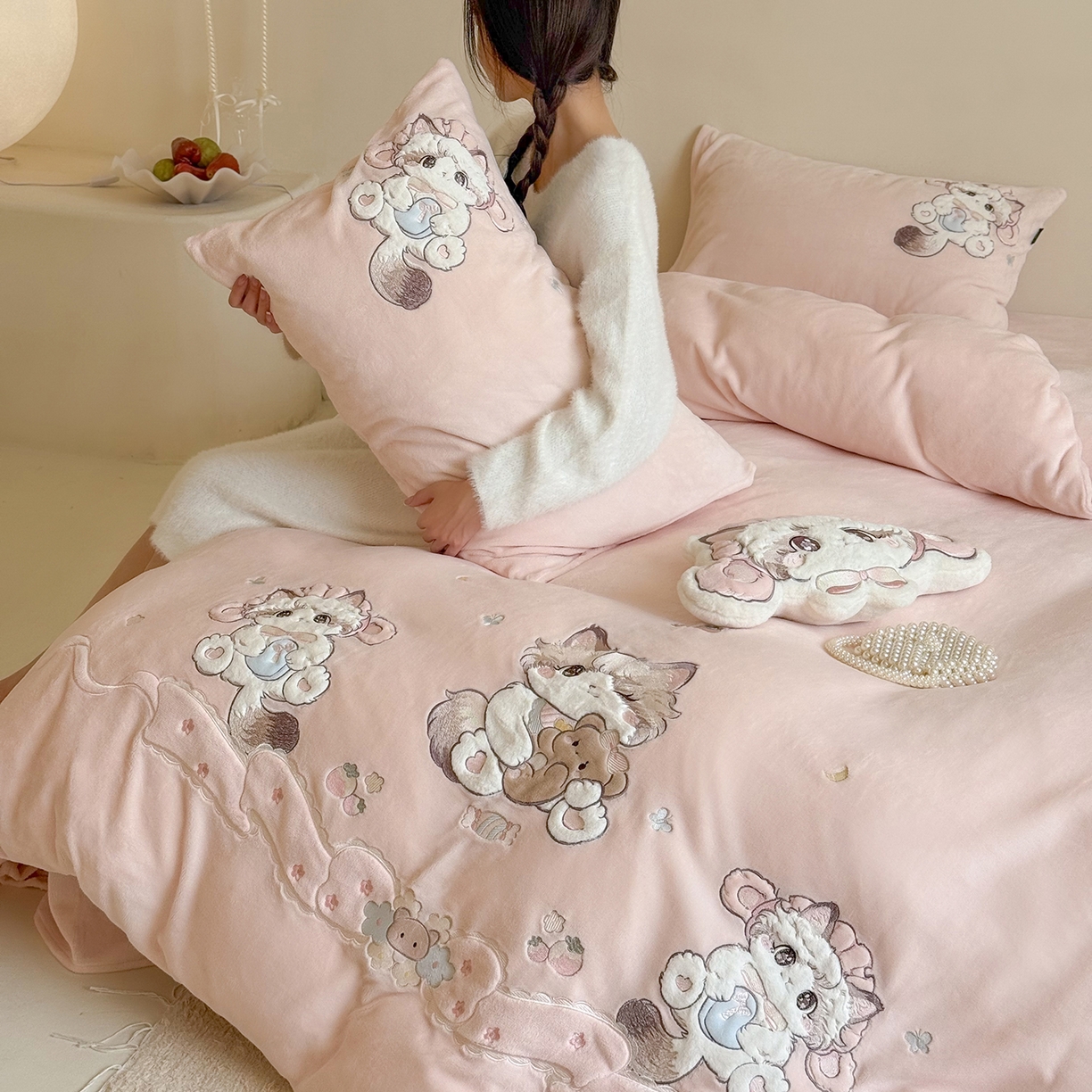 91家纺网 家纺一手货源 找家纺 鹿班家居 2025新款冬季高克重牛奶绒贴布绣系列四件套-彩虹喵酱（标准会员-10元） 粉色