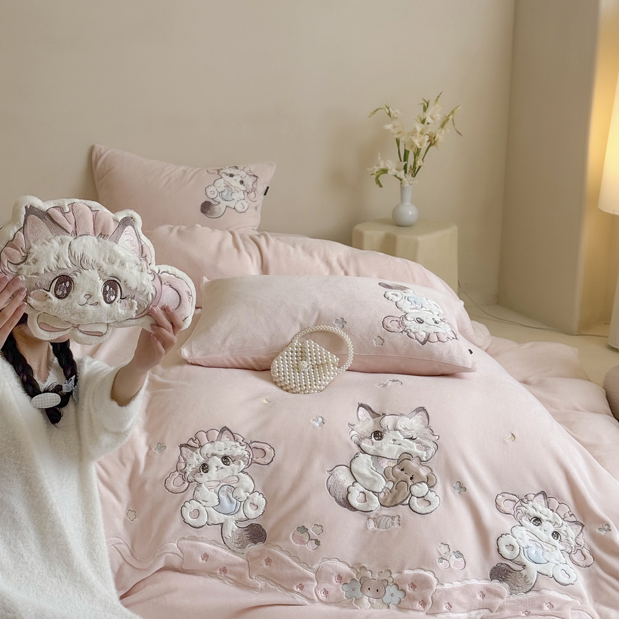 91家纺网 家纺一手货源 找家纺 鹿班家居 2025新款冬季高克重牛奶绒贴布绣系列四件套-彩虹喵酱（标准会员-10元） 粉色