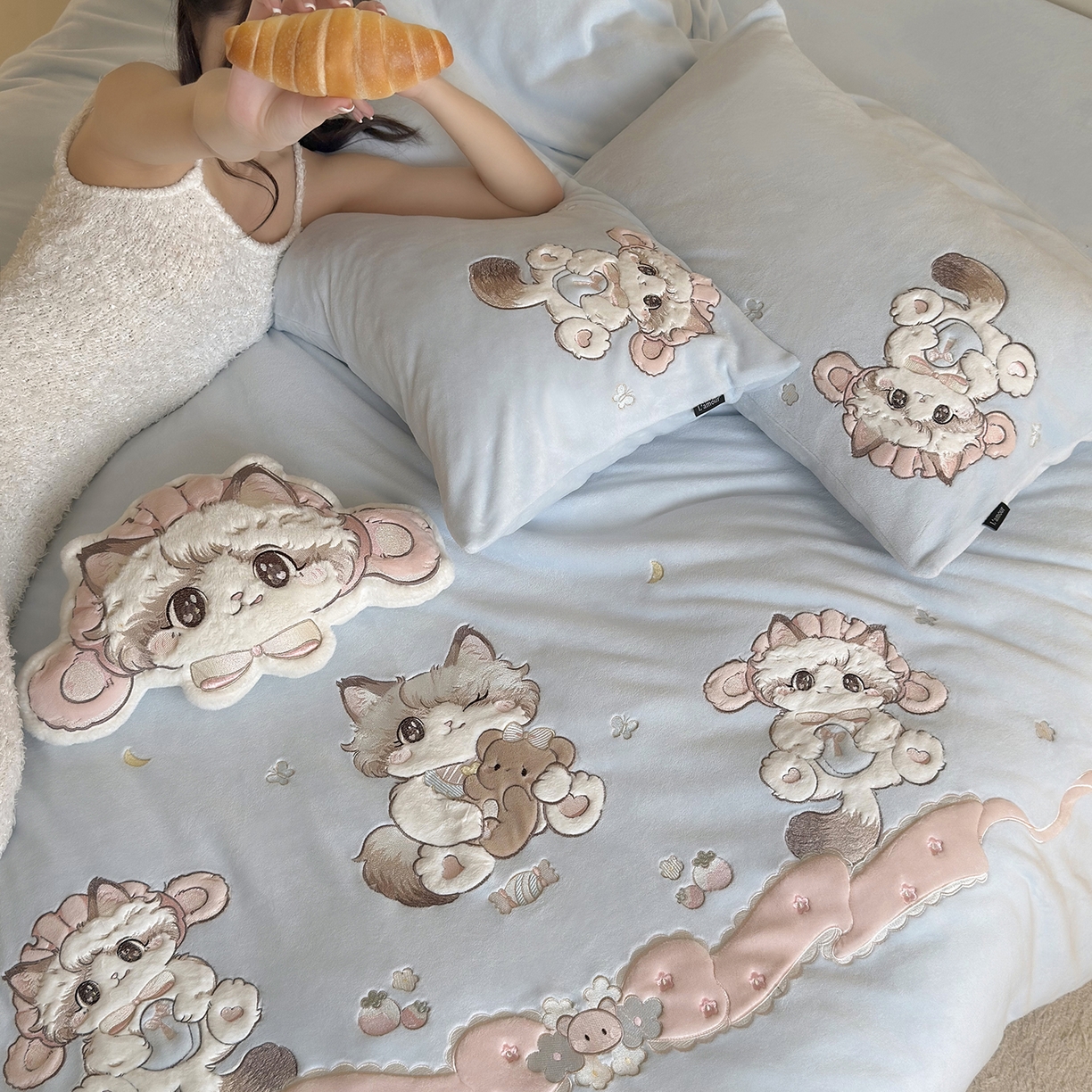 91家纺网 家纺一手货源 找家纺 鹿班家居 2025新款冬季高克重牛奶绒贴布绣系列四件套-彩虹喵酱（标准会员-10元） 蓝色